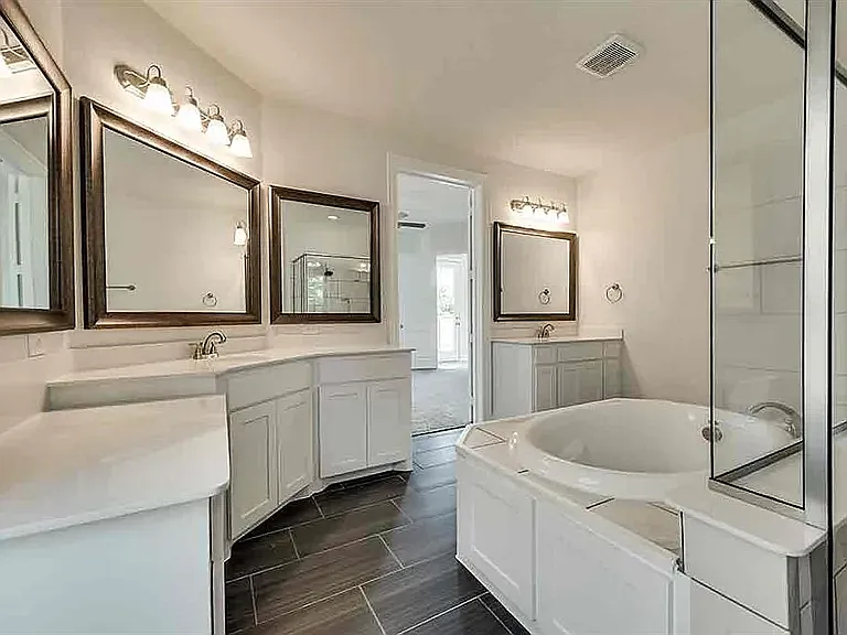 4737 Mulholland Dr — Photo 17