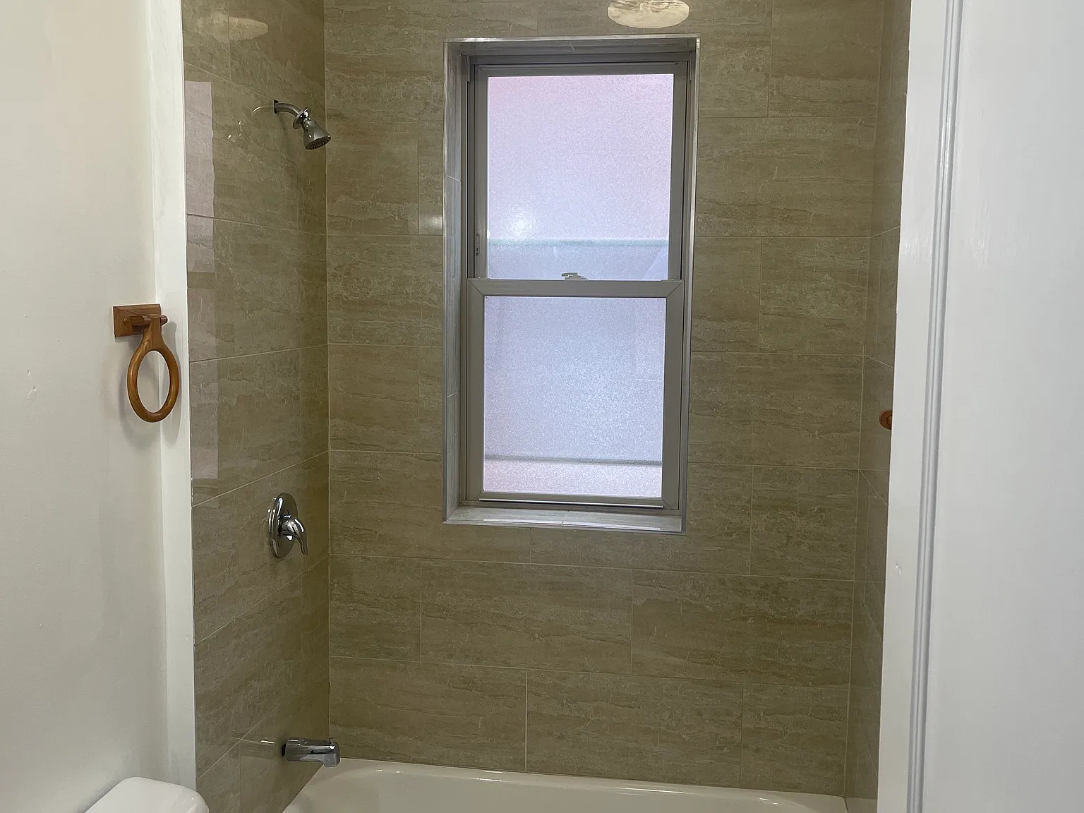 6 bed, 2554 sqft, $3,495 — Photo 2