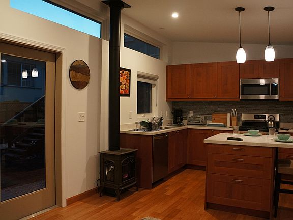 Free-standing gas fireplace