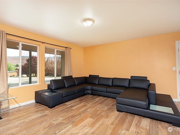 Large living room>