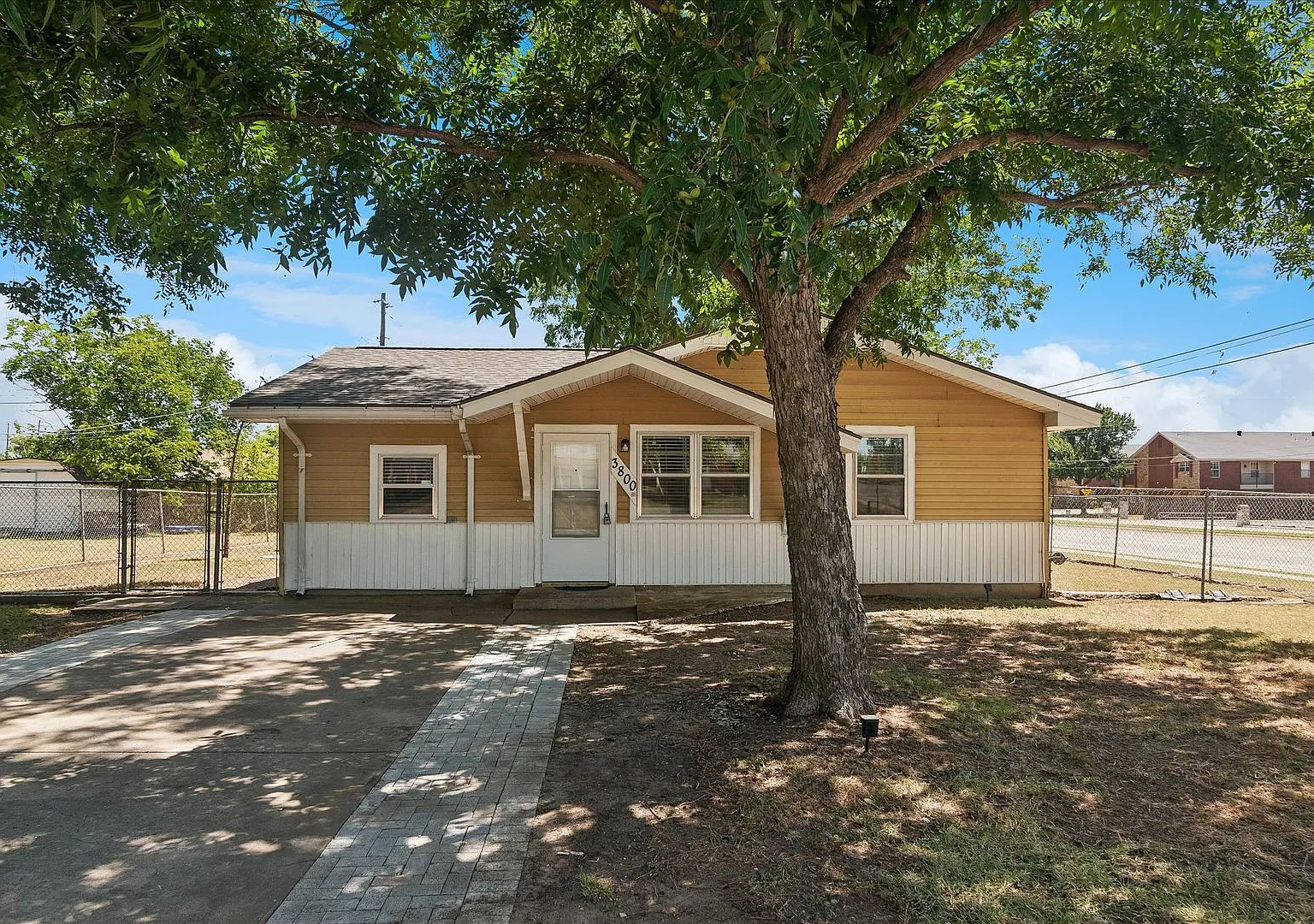 Cute 4-Bedroom — Photo 2