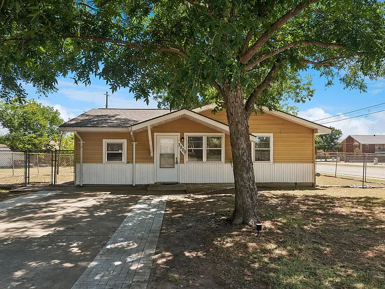 3800 Atlas Dr — Photo 2