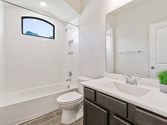 4th image of 1403 Holly Chase Dr