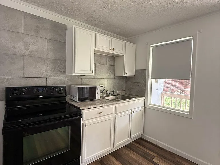 806 Armory Dr #B — Photo 3