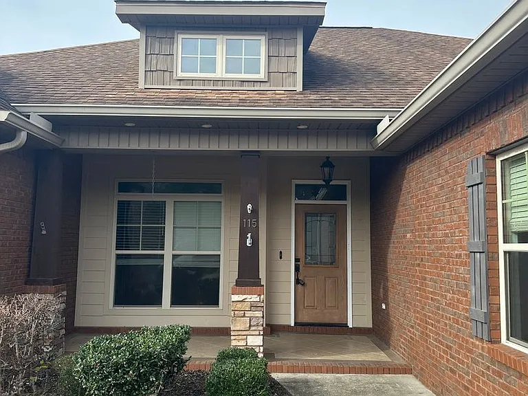 115 Hayley Dr — Photo 2