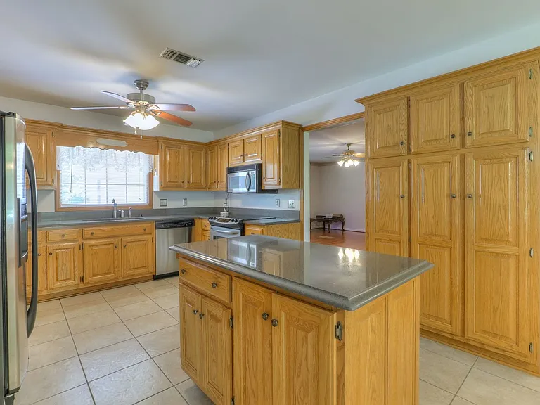 2303 Friendship Dr — Photo 9