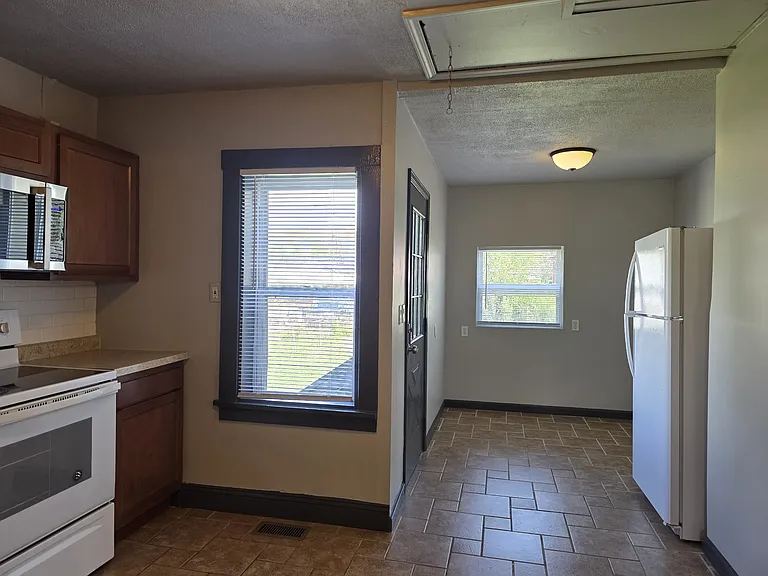 9413 Edmund Dr — Photo 7