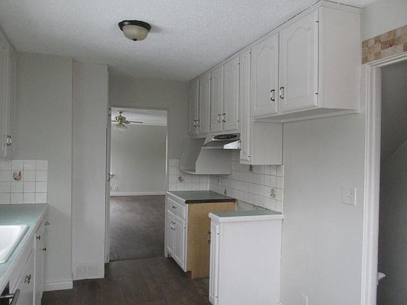 4th image of 1807 Bay St