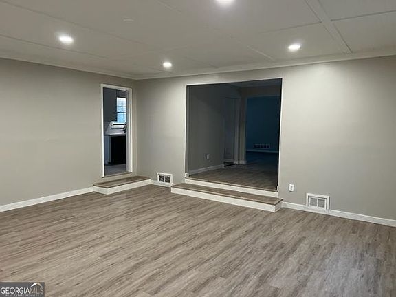 3rd image of 110 Oak St