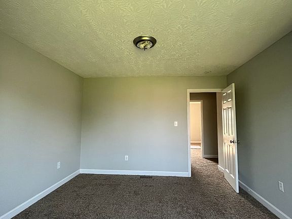 5th image of 161 Coachman Ct APT B