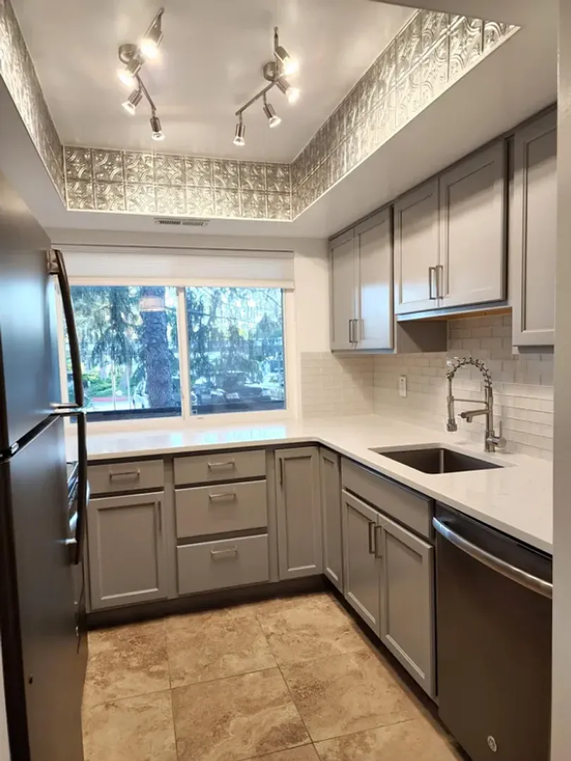 2 bedroom apartment for rent! 1/2 off first month rent — Photo 3