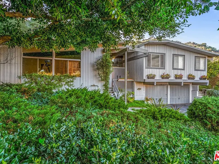 2436 Arbutus Dr — Photo 3