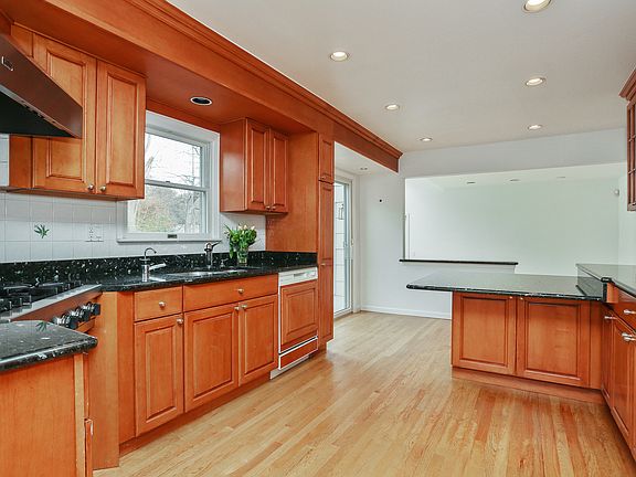 5th image of 33 Black Birch Ln