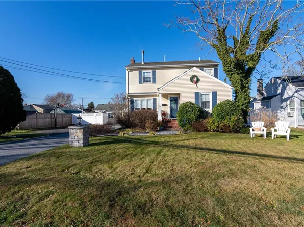 74 Pardee Avenue, Islip, NY 11751