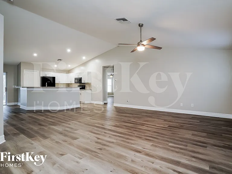 629 NE Juanita Ct — Photo 2