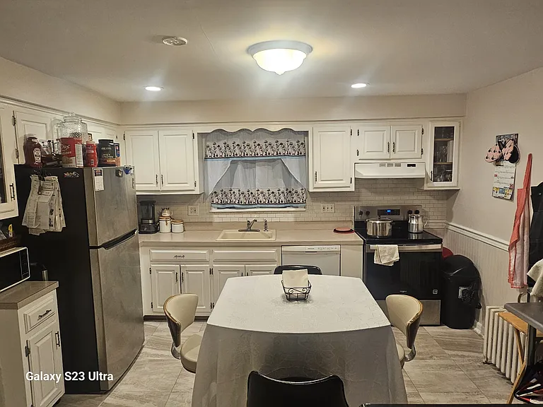 Large Eat-in-Kitchen