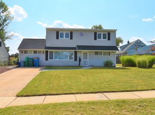 52 Parkside Cir, Levittown, PA 19056