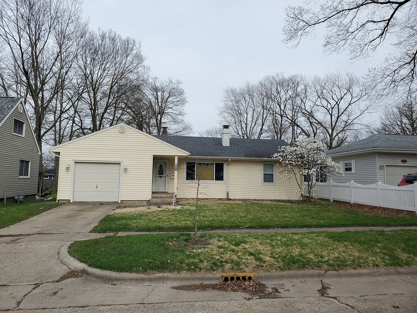1104 N Busey Ave photo 1