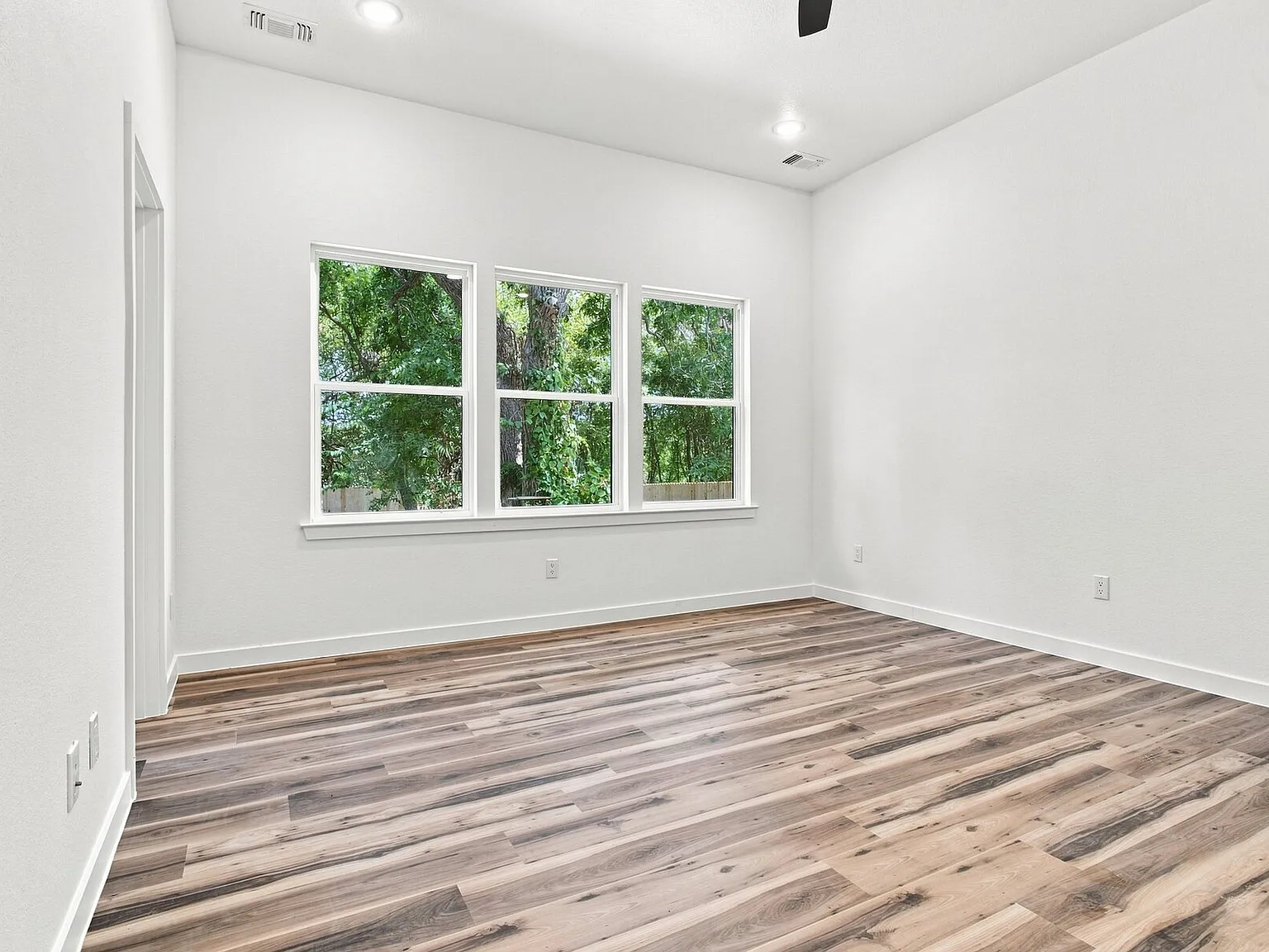 5 bed, 2100 sqft, $1,879 — Photo 4