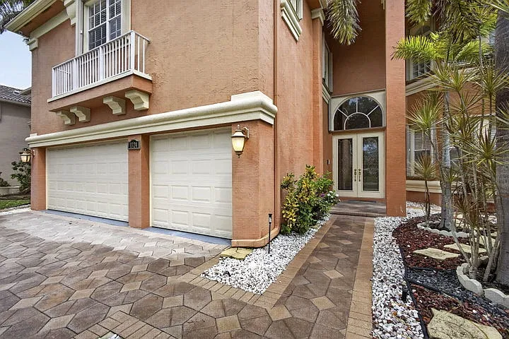 6 bed, 3974 sqft, $6,300 — Photo 2