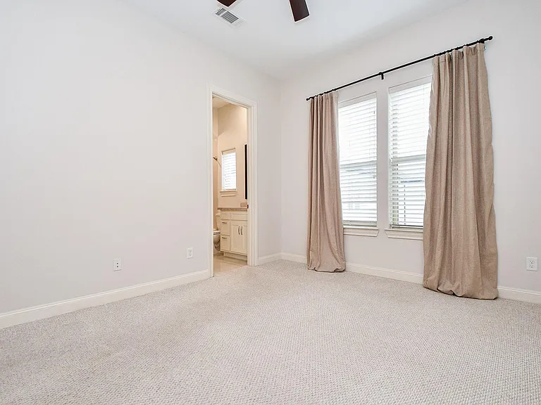 709 Delano St — Photo 33
