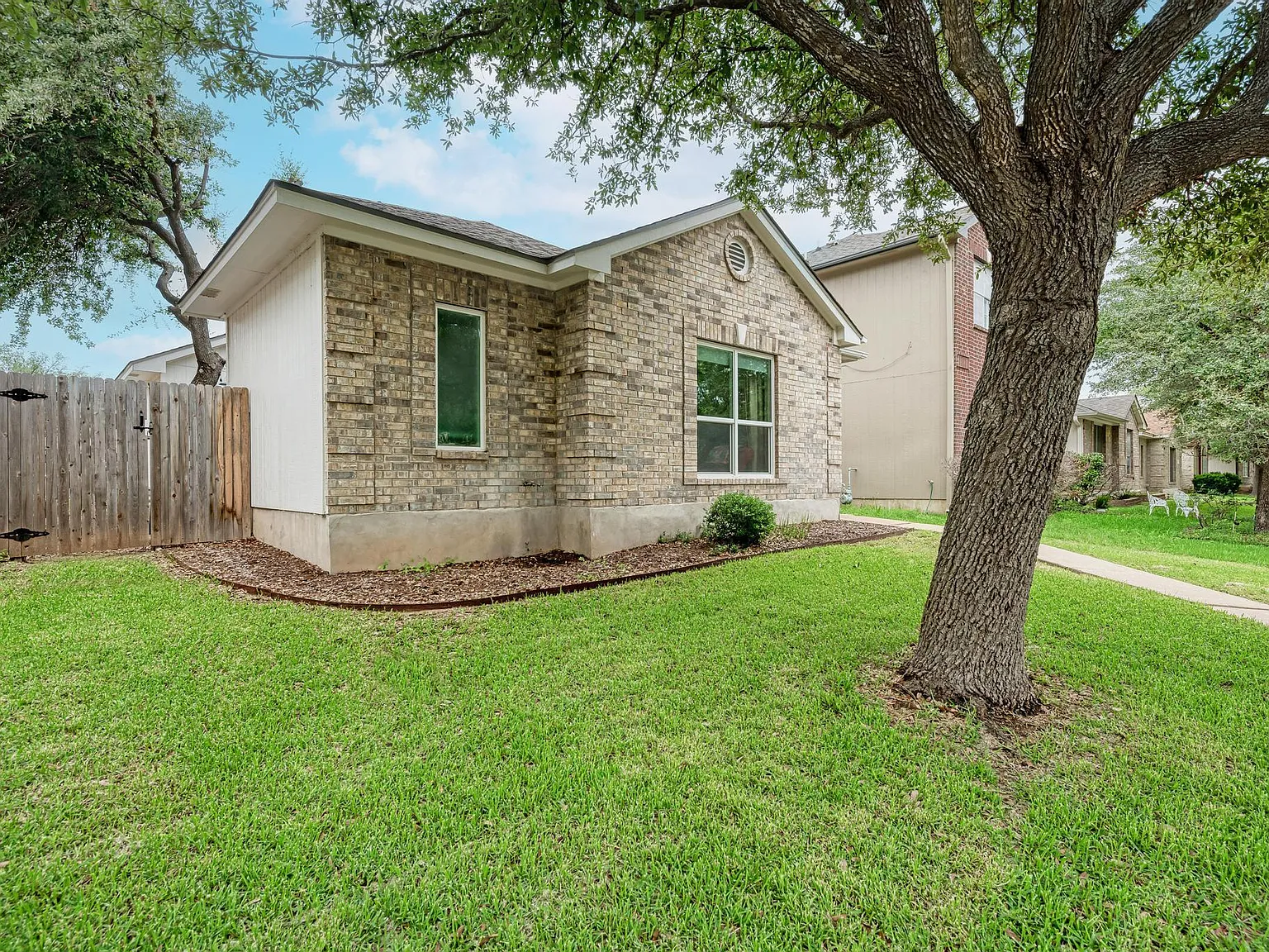 3 bed, 2.0 bath, 1336 sqft, $2,000 — Photo 3