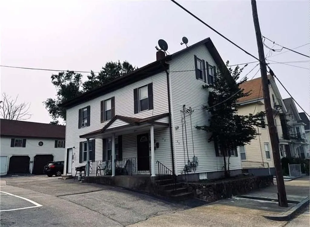 2 bed, 1.0 bath, 1026 sqft, $1,600 — Photo 1