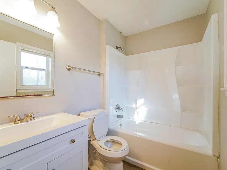 785736_024_main_bathroom_13538844.jpg