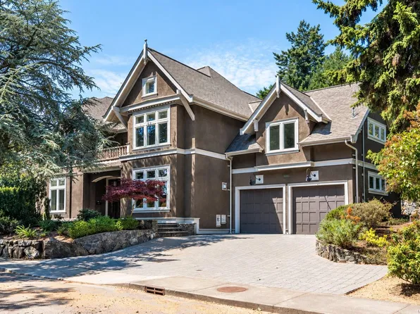 1568 Montgomery Ave, Victoria, BC V8S 1T4