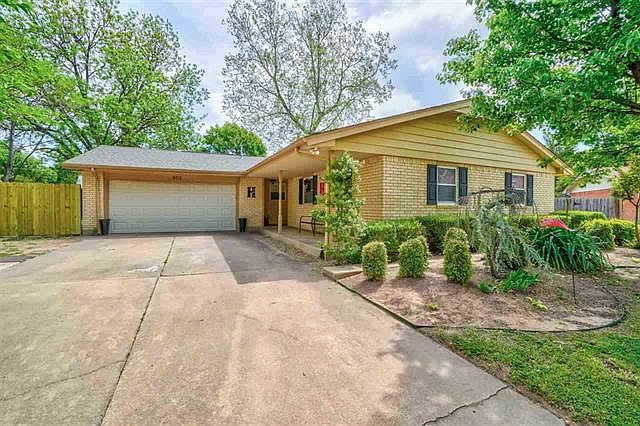 1st image of 301 NW Parkwood Pl
