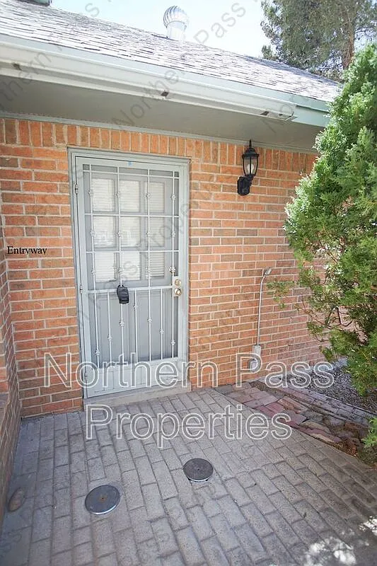 2 bed, 2.0 bath, 1951 sqft, $1,490 — Photo 2