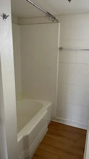 4 bed, 1.5 bath, 1000 sqft, $3,200 — Photo 3