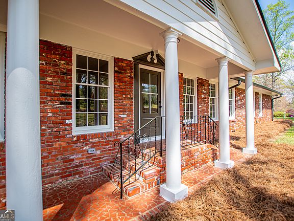 3rd image of 320 Almon Rd