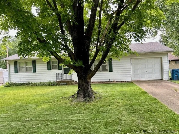 1005 Elizabeth St E, Eldon, MO 65026