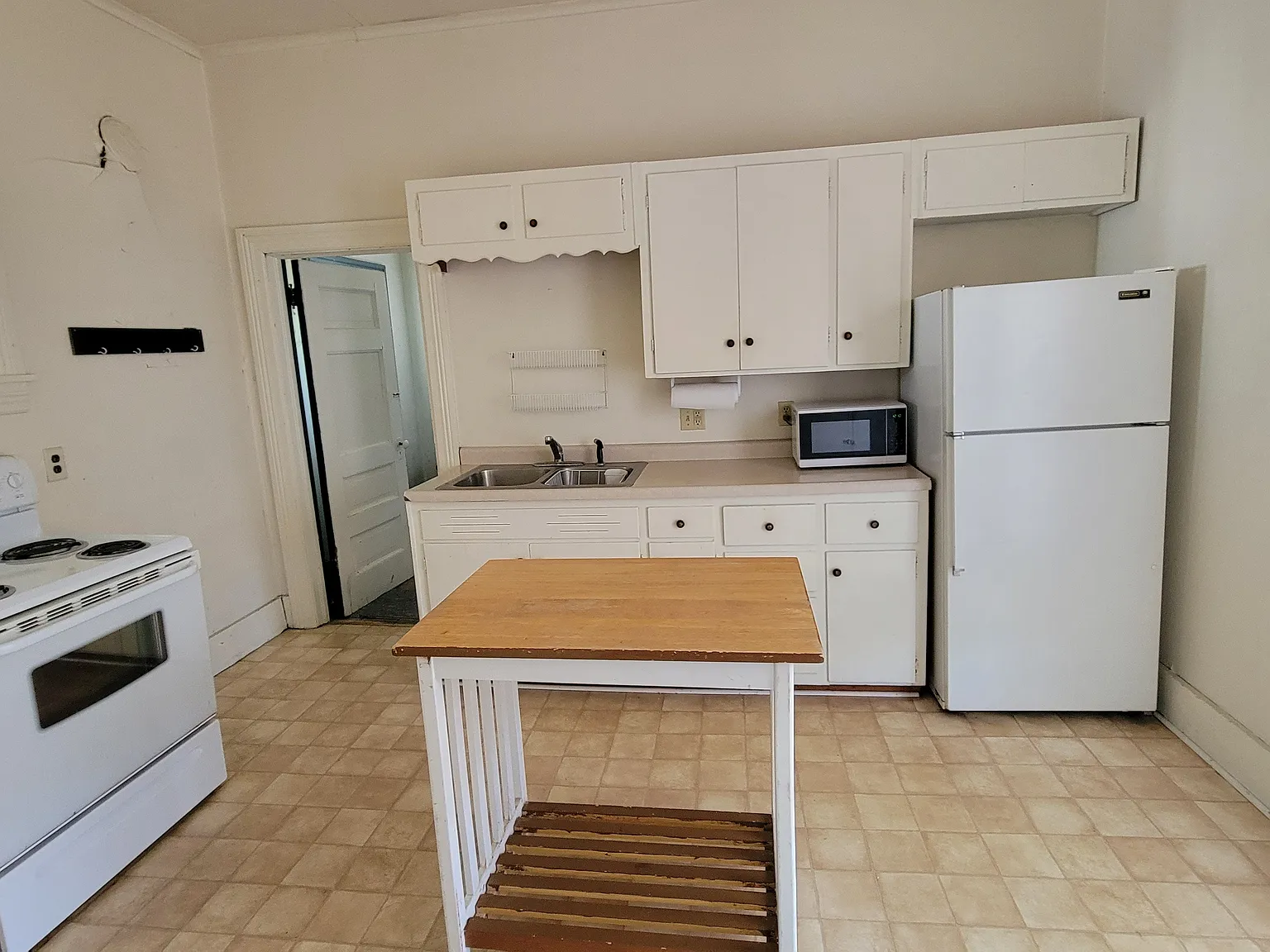 4 bed, 1400 sqft, $1,400 — Photo 2