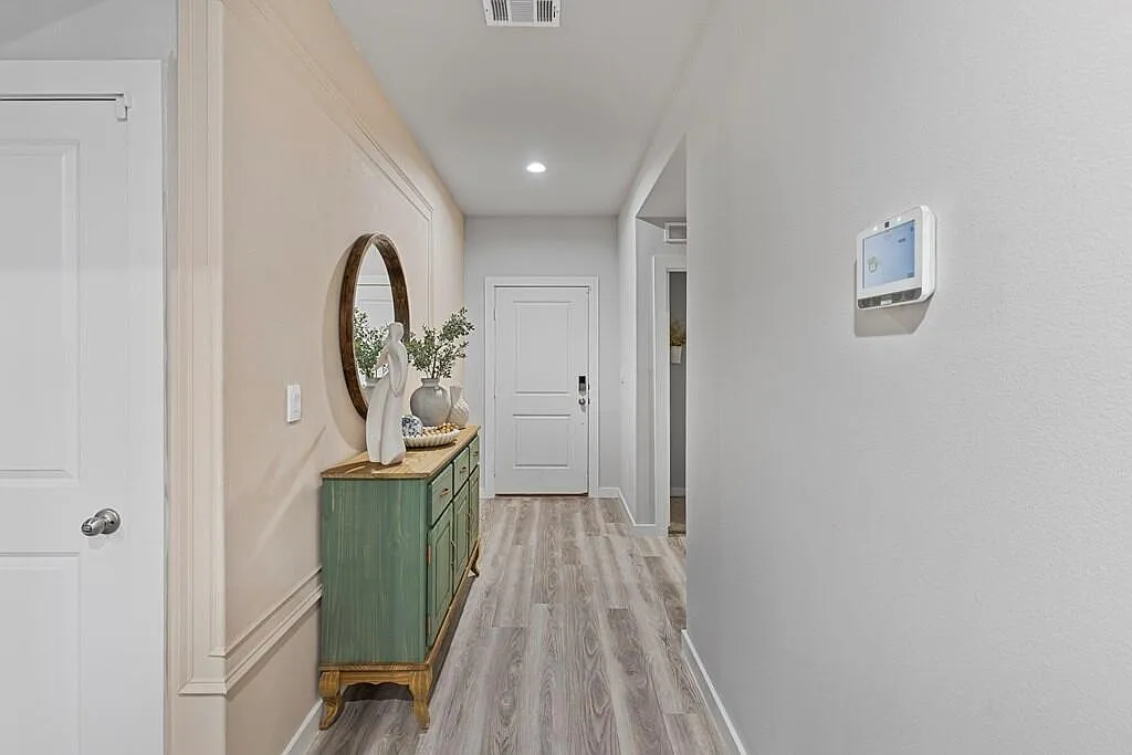 4 bed, 2.0 bath, 1865 sqft, $3,500 — Photo 4