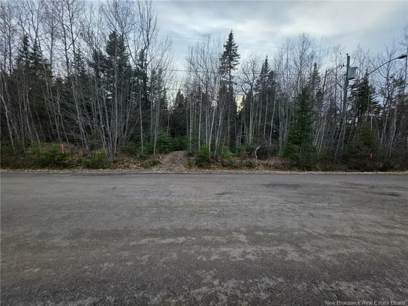 26 Deepwood Ave, Salisbury, NB E4J 2B3