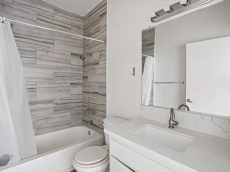 11657 Oxnard Str. — Photo 10