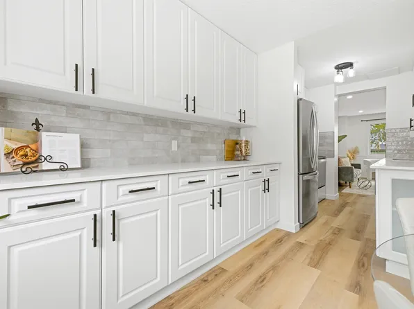 414 Village On The Grn NW, Edmonton, AB T5A 1H2