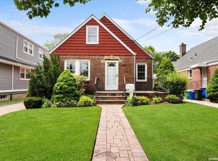 1009 Terrace Blvd, New Hyde Park, NY 11040