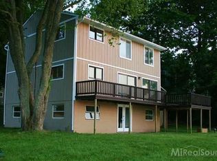 2881 Hope Ave, White Lake, MI 48383