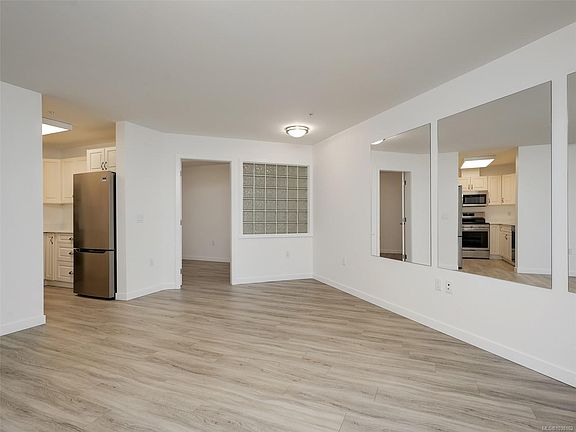 5th image of 689 Bay St #104