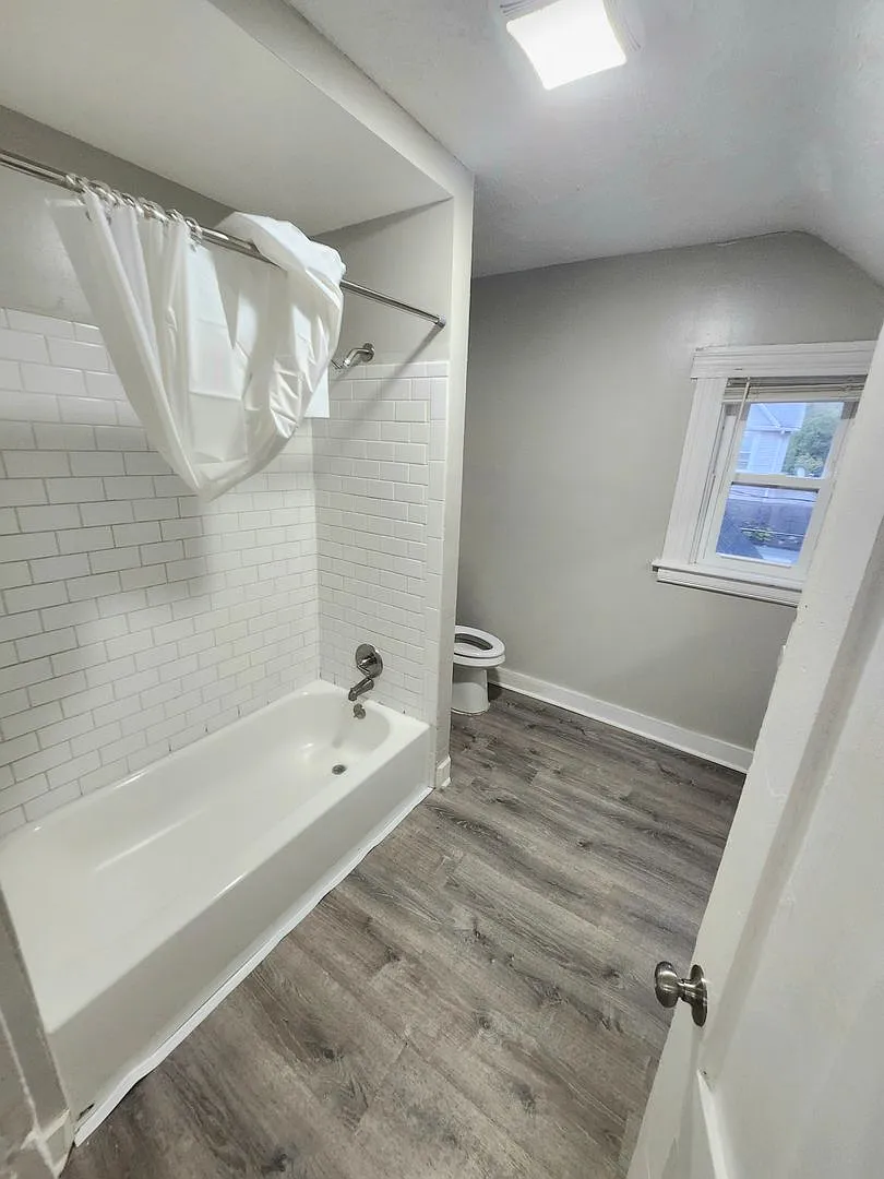 Spacious 3bd house | Laundry hooks |Porch|Off Street Parking — Photo 4