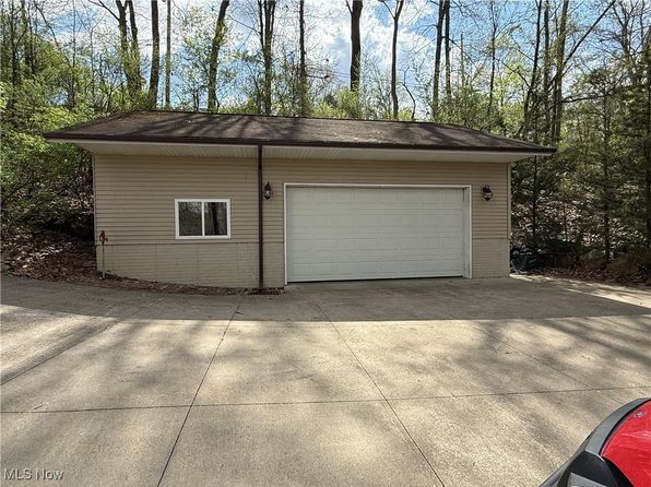 1820 W Buckhorn Dr, Millersburg, OH 44654