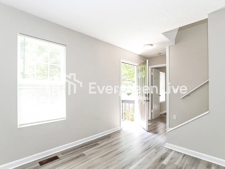 109 Duffy Ave — Photo 5