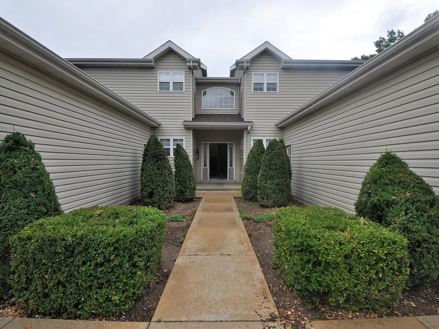 Updated 3 Bedroom Townhome — Photo 3