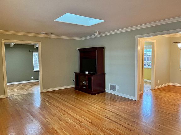 3rd image of 1561 Shaw Dr