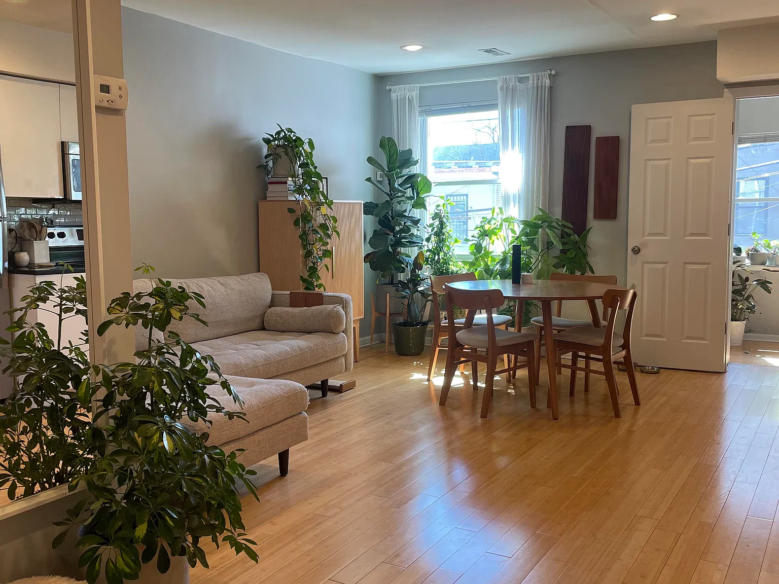 1121 Queen St NE — Photo 2