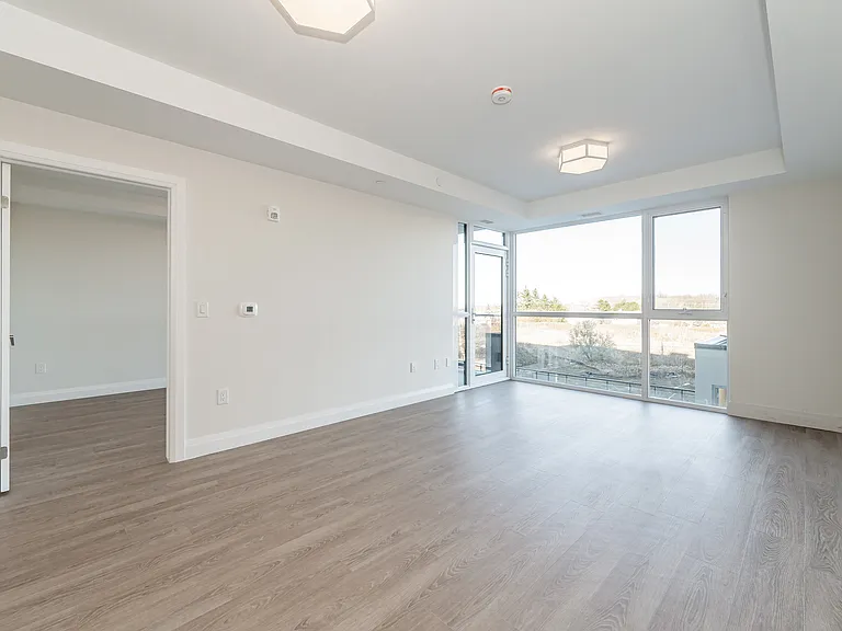 460 Columbia St W — Photo 47