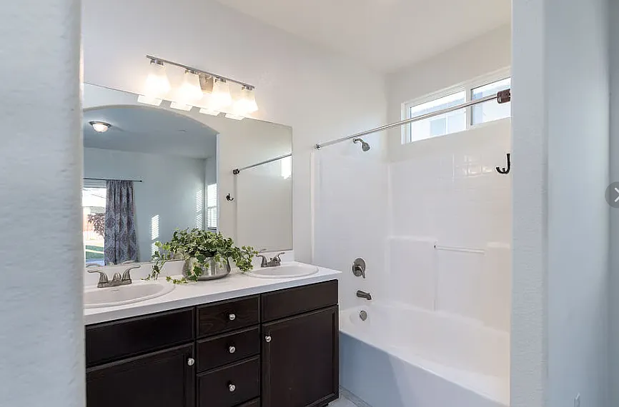 4 bed, 2382 sqft, $3,200 — Photo 2